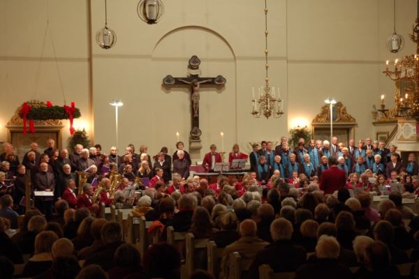 Der gemischte Chor des Preetzer Gesangvereins am 11.12.2011 in der Stadtkirche