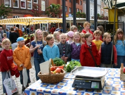 Schusterkinder auf dem Wochenmarkt am 17.4.2008