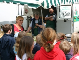 Schusterkinder auf dem Wochenmarkt am 17.4.2008