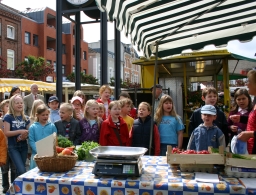 Schusterkinder auf dem Wochenmarkt am 17.4.2008