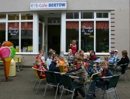 Schusterkinder auf dem Wochenmarkt am 17.4.2008